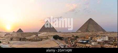 Distrito de Giza en vivo frente a las grandes Pirámides, el Cairo, Egipto.