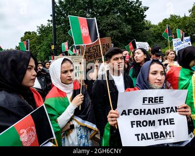 Los afganos anti-talibanes marcharon por Londres traicionados por la retirada de los EE.UU. Y el Reino Unido de Afganistán, dejando a los talibanes a cargo. Poner fin a la guerra de poderes, detener los asesinatos y sancionar a Pakistán. 28.08.2021 Foto de stock