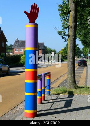 Geesteren, Países Bajos - septiembre de 5 2021. Una mano de parada elevada en un poste colorido para advertir el tráfico. Hay una escuela cerca. Foto de stock
