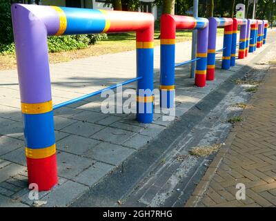 Geesteren, Países Bajos - septiembre de 5 2021. Fila de barreras de colores únicos en el borde de una pasarela peatonal para evitar accidentes Foto de stock