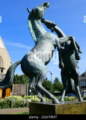 Geesteren, Países Bajos - septiembre de 5 2021. Estatua de bronce de dos caballos de cría. Escultor desconocido Foto de stock