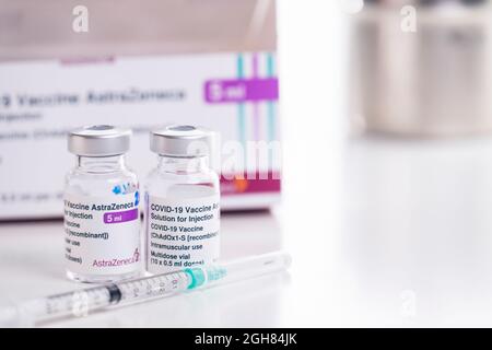 Tailandia - 27 DE AGOSTO de 2021 Cierre de los frascos de vacunas de astrazeneca para detener la pandemia, las vacunas COVID-19 pueden ayudar a reducir la transmisión de la Foto de stock