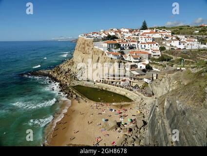 Vista superior del pueblo portugués de Azenhas do Mar en una colina y su fantástica playa en verano