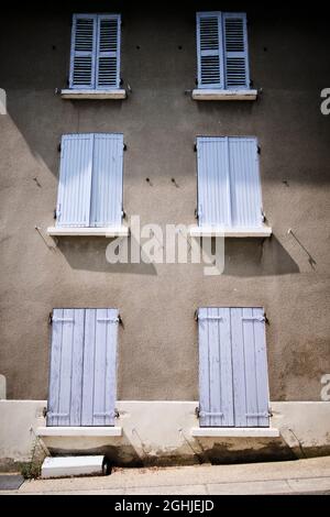 Charmes sur l'Herbasse, Drôme, Francia - Agosto 2021: Casas en un pueblo de Francia. Foto de stock