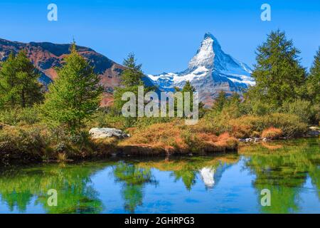 Matterhorn y lago de montaña, Valais, Suiza Foto de stock