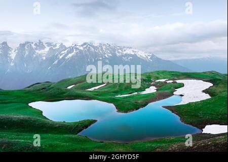 Lago Koruldi montañas del Cáucaso sobre la hora de verano. Georgia, Superior Svaneti. Fotografía paisajística Foto de stock