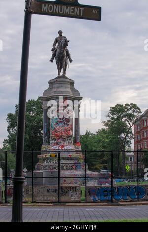 Monumento cerrado del General Confederado Robert E Lee sobre su caballo viajero en Monument Avenue en Richmond Virginia, 5th Sep 2021, Estados Unidos Foto de stock