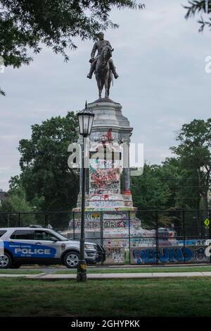 Monumento cerrado del General Confederado Robert E Lee sobre su caballo viajero en Monument Avenue en Richmond Virginia, 5th Sep 2021, Estados Unidos Foto de stock