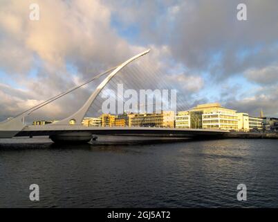 Puente Samuel Beckett sobre el río Liffey en Dublín, Irlanda.