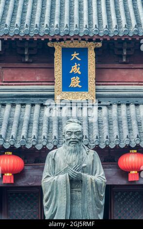China, Jiansu, Nanjing. Templo de Confucio (Fuzimiao). Esta es la estatua más grande de Confucio en China. Foto de stock