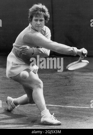 Shirley Brasher : nacido el 13 de junio de 1934 , ex tenista británico que ganó tres títulos de Grand Slam . Anteriormente Srta. Shirley Bloomer , el jugador de la Copa Wightman , esposa del ex atleta internacional , Chris Brasher , fotografiada en acción contra la Sra. J Wagstaff en la segunda ronda de la sección de Señoras Singles del Torneo Cumberland Hard Court , Hampstead , Inglaterra . 9 de abril de 1968 Foto de stock