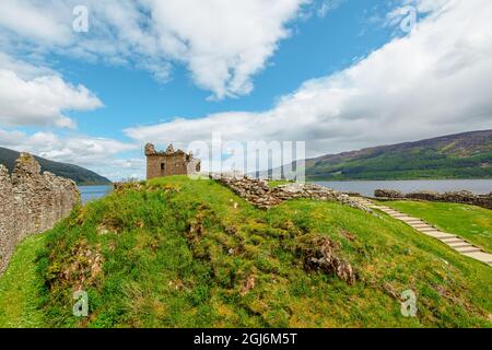 Castillo de Urquhart junto al lago Ness en Escocia, Reino Unido. Cerca de Drumnadrochit e Inverness. Es uno de los castillos más visitados Foto de stock