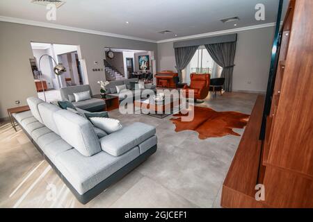 DOHA, QATAR - 07 de de 2018: El elegante interior de la sala de estar del apartamento y muebles de moda en Doha Qatar Fotografía de - Alamy