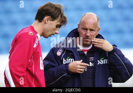 El entrenador noruego Nils Johan Semb habla con Claus Lundekvam durante el entrenamiento Foto de stock