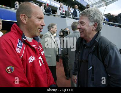 El entrenador noruego Nils Johan Semb (l) habla con el ex entrenador Egil Olsen (r) Foto de stock