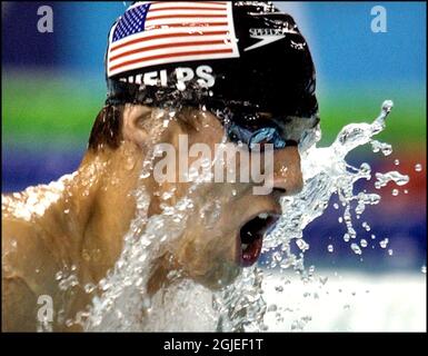 Michael Phelps de EE.UU. En acción durante la Medley individual masculina de 400m. Phelps ganó la medalla de oro y estableció un récord mundial en la carrera con un tiempo de cuatro minutos y 9,09 segundos. Foto de stock