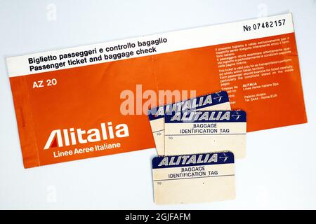 LAS aerolíneas DE ALITALIA, las etiquetas de identificación de equipaje y  los billetes de época de los pasajeros Fotografía de stock - Alamy