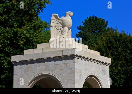 Un águila calva en la entrada del Cementerio Americano de la Primera Guerra Mundial Meuse-Argonne en Romagne-Sous-Montfaucon (Meuse), Francia