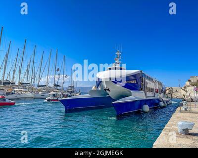 El nuevo Catamarán de pasajeros Speed Cat que llega a la isla de Hydra, Grecia. El gato de velocidad de Alpha Lines, lanzado para las Islas Sarónicas el 10 de abril, Foto de stock