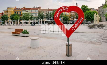 CRIKVENICA, CROACIA - 26 de julio de 2021: Plaza de la ciudad de Crikvenica en la zona de la bahía de Kvarner en la parte croata del mar Adriático Foto de stock