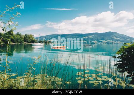 Lago Mondsee en Austria. Idílica región panorámica de Salzkammergut durante el verano. Foto de stock
