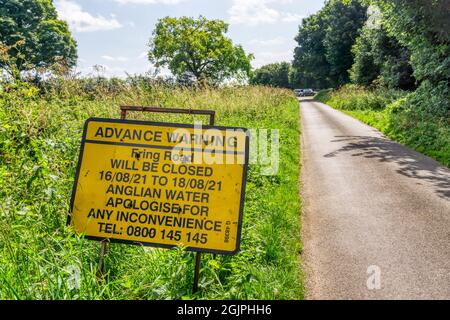 La señal en un carril de campo de Norfolk advierte del cierre de la carretera para las obras principales de agua. Foto de stock