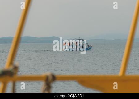 CRIKVENICA, CROACIA - 26 de julio de 2021: Plima jedan Seafari Barco de cristal que transporta a los turistas de la isla de Krk a la ciudad de Crikvenica Foto de stock