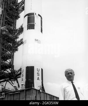 El Dr. Wernher von Braun, director del Centro Marshall de Vuelos Espaciales (MSFC) de la NASA, habla con reporteros mientras se detuvo frente al lanzador móvil y la base del cohete Saturno V (AS-506) siendo reaferido para la histórica misión lunar Apolo 11 en el Centro Espacial Kennedy (KSC). El vehículo Saturno V fue desarrollado por el MSFC bajo la dirección del Dr. von Braun