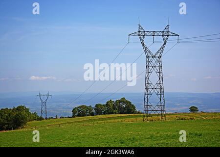 Líneas eléctricas de alta tensión en el campo, Cezallier, Puy-de-Dome, Auvernia-Rhone-Alpes, Massif-Central, Francia Foto de stock