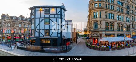 Vista del cambio de maíz y el bar Oyster en Exchange Square al atardecer, Manchester, Lancashire, Inglaterra, Reino Unido, Europa Foto de stock