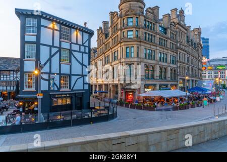 Vista del cambio de maíz y el bar Oyster en Exchange Square al atardecer, Manchester, Lancashire, Inglaterra, Reino Unido, Europa Foto de stock