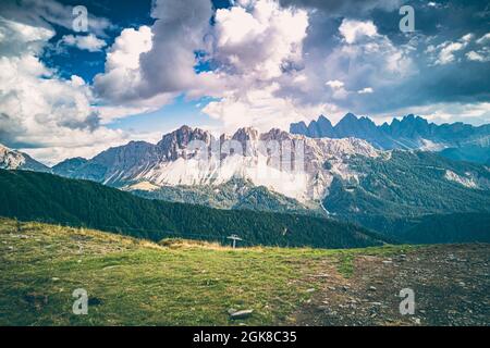 Italia, Tirol del Sur, Brixen, Valle de Vilnoess, con vistas a los alces con el grupo Geisler en el fondo Foto de stock