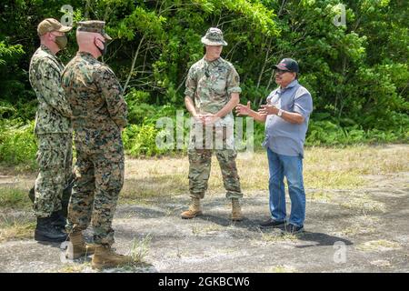 Brian Schrum, capitán de la Marina de los Estados Unidos, comandante del USS New Orleans (LPD 18), el coronel Michael Nakonieczny del Cuerpo de Marines de los Estados Unidos, comandante de la Unidad Expedicionaria de Marines de 31st (MEU), jefe del Ejército de los Estados Unidos Matthew See, con la Fuerza de Tarea Oceanía, Y el Gobernador Temmy shmall, Gobernador del Estado de Peleliu, se reúnen en la isla de Peleliu, en la República de Palau, el 3 de marzo de 2021. El MEU de 31st opera a bordo de buques del Escuadrón Anfibio 11 en el área de operaciones de la flota de 7th para mejorar la interoperabilidad con aliados y socios y servir como una fuerza de respuesta lista para defender la paz y la estabilidad en el Indo-Pacífico Foto de stock