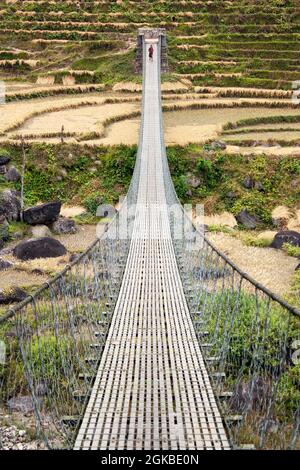 Puente colgante de cuerda colgando en Nepal