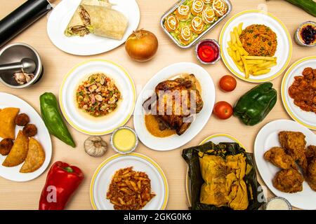 Vista superior Imagen de conjunto de platos con recetas de comida europea y latina sobre mesa de madera, tamales, empanadas, salpión, pollo asado, Burritos, Italia Foto de stock