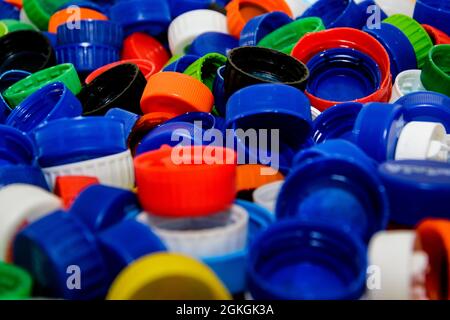 Varios tapones de plástico para botellas, circulares y de diferentes colores. Salvador, Bahía, Brasil. Foto de stock