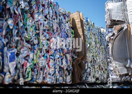 En la foto hay montones de latas de aluminio trituradas que esperan ser recicladas en la Base de la Fuerza Aérea de Tyndall, Florida, 19 de abril de 2021. El centro de reciclaje de Tyndall recoge y distribuye materiales reciclables a varios agentes de reciclaje de la comunidad en un intento por reducir la cantidad de residuos sólidos que se están poniendo en los vertederos locales. Foto de stock