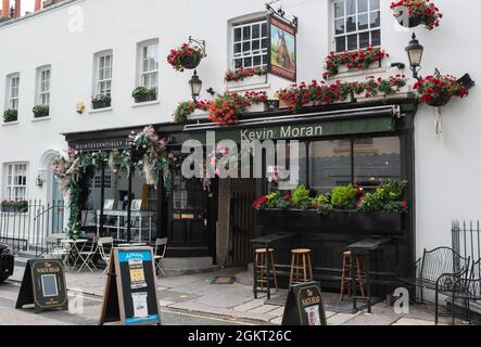 El pub Nag's Head, frente a la antigua casa de Ghislaine Maxwell en Kinnerton Street en Belgravia, Knightsbridge, Londres. Foto de stock