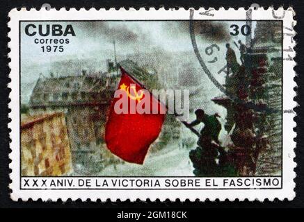 CUBA - ALREDEDOR de 1975: Un sello impreso en Cuba muestra la elevación de la bandera roja sobre Reichstag, Berlín, Victoria sobre el fascismo, 30th Aniversario, alrededor de 1975 Foto de stock