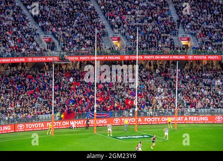 2021 AFL Preliminar Final Aussie gobierna el partido de fútbol entre Melbourne y Geelong en el Optus Stadium Perth Western Australia. Foto de stock