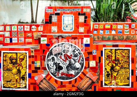 Río de Janeiro, Brasil - 6 de septiembre de 2021: Los pasos de Selaron del artista chileno Jorge Selaron. Situado en el distrito de Lapa, el lugar es un turista Foto de stock