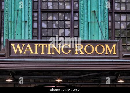 Sala de espera de Lackawanna - Torre del reloj de la estación de tren Erie Lackawanna en Hoboken, Nueva Jersey. Esta imagen está disponible en color, así como en negro y en blanco y negro Foto de stock
