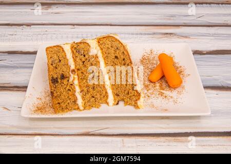 Tarta de zanahoria de tres niveles con fruta seca y pasas y helado dulce Foto de stock