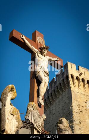 Estatua de Jesucristo en la cruz fuera de la Catedral de Aviñón, Francia. Foto de stock