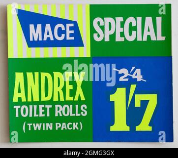 Vintage 1960s Mace Shop Price Display Card - Rollos de baño Andrex Foto de stock