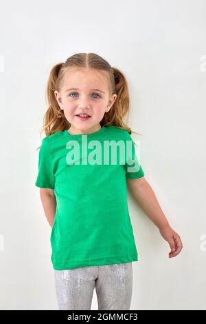 Niño Pequeño Sonriente En Una Camisa Verde Imagen de archivo