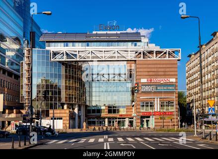 Varsovia, Polonia - 12 de agosto de 2021: Centro de oficinas Europlex en la calle Pulawska 17 en el distrito de Mokotow Foto de stock