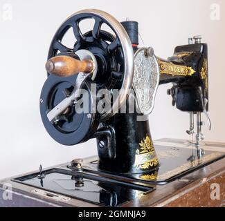 Antigua máquina de coser Singer manual Fotografía de stock - Alamy