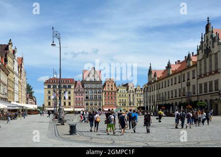 Wroclaw, Baja Silesia, Polonia - 16 de junio de 2016: Poeple de la Plaza del Mercado en el Casco Antiguo de Wroclaw. Foto de stock