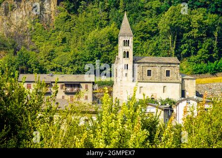Iglesia de Santa Marta en el pueblo de Sondalo, Valtellina, Lombardía, Italia. Foto de stock